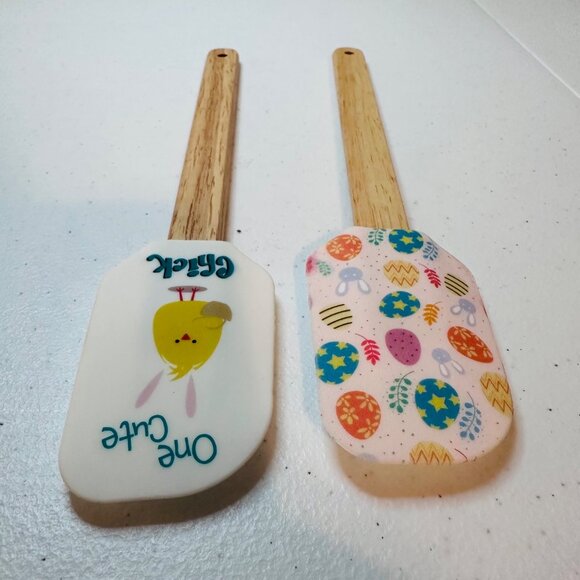 Set of 2 Easter Springtime Decorative Spatulas Batter scrapers Spring Decoration - Picture 4 of 9